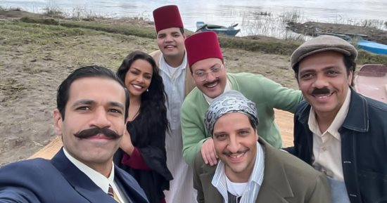 مسلسل النص الحلقة 12.. النص وفريقه يتمكنون من الدخول للكامب الإنجليزى ويحصلون على الديناميت.. صدقى صخر يقع فى حب أسماء أبو اليزيد ويعترف لها وينقذها من يد شقيقها.. النص يصمم "نعش" ويدخل المستشفى لسرقة الذهب