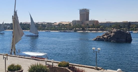 حر شديد وشمس ساطعة.. ارتفاع درجات الحرارة فى أسوان والعظمى 32.. فيديو
