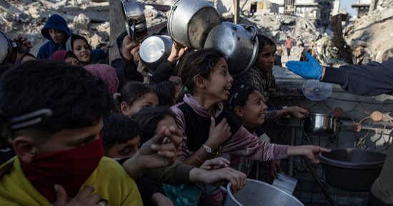 توزيع وجبات الإفطار على الصائمين فى فلسطين