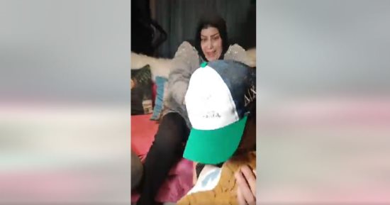 "باس راسها ورجليها".. سعد الصغير يفاجئ زوجته بهذا التصرف (فيديو)