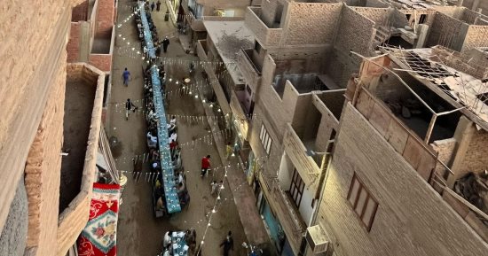 مائدة الألف متر.. شاهد أكبر تجمع على الإفطار فى مدينة نقادة بقنا