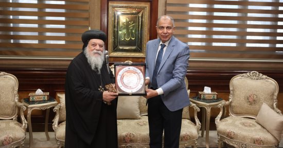 محافظ المنيا يتسلم درع رحلة العائلة المقدسة بكوم ماريا من الأنبا ديمتريوس مطران ملوى