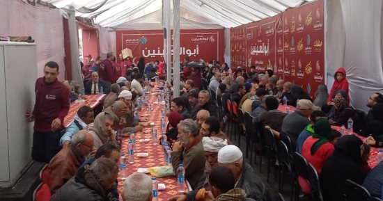 التحالف الوطني ينشر موائد الرحمة في رمضان: وجبات إفطار يومية داخل القطارات والمحطات