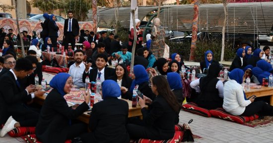 رئيس جامعة حلوان يشارك الطلاب إفطاراً جماعياً