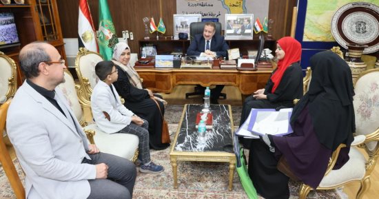 محافظ المنوفية يلتقى طالبا مريضا بالسرطان تلبية لرغبته 