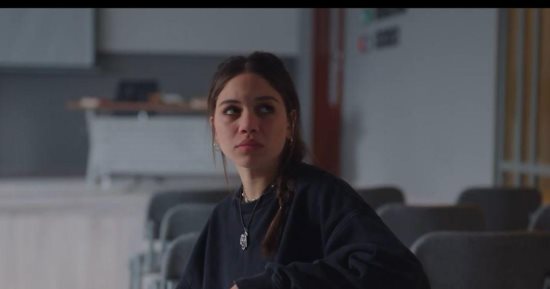 جيدا منصور تنهار بعد مواجهة ساخنة في مسلسل أثينا