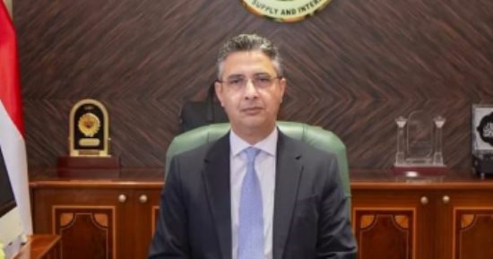 تفاصيل إقالة رئيس مجلس إدارة الشركة المصرية لتجارة الجملة من منصبه.. فيديو
