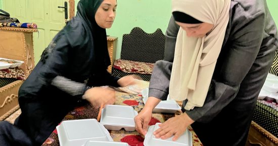 فريق من فاقدى البصر بالعريش يجهزون وجبات إفطار لمرافقى المرضى الفلسطينيين.. فيديو