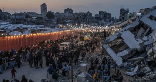 موائد الرحمن وسط الركام.. إفطار الصائمين فى غزة