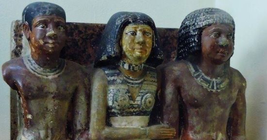 مقتنيات المتحف المصرى.. تماثيل الأفراد جسدت المعتقدات الدينية والاجتماعية