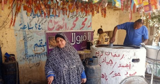 كنافة الدينارى ببنى سويف وصلت للعالمية.. شريف: زبائنى من الأقباط والمسلمين.. ويؤكد: علمت أولادى وبيساعدونى طوال شهر رمضان.. وزوجته: "جارتنا مسيحية بنشيل عندها المعدات وتشارك فى البيع وقت الإفطار".. فيديو وصور