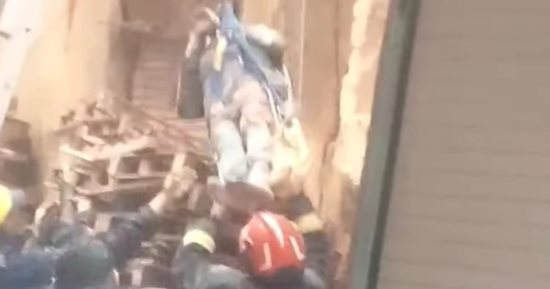 الحماية المدنية تنقذ مواطنا سقط عليه عقار قديم فى حى الجمرك بالإسكندرية