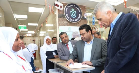 محافظ أسوان يجرى التحاليل الطبية ضمن مبادرة "رمضان بصحة لكل العيلة"
