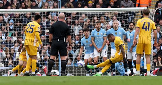 عمر مرموش يتألق فى تعادل مانشستر سيتي ضد برايتون فى الدوري الإنجليزي
