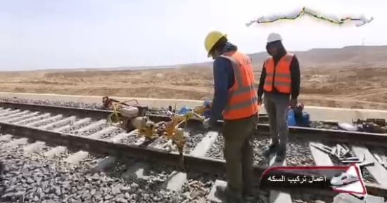 سواعد مصرية تنفذ أسرع قطار فى مصر.. تركيب قضبان الخط الأول للقطار الكهربائي السريع 