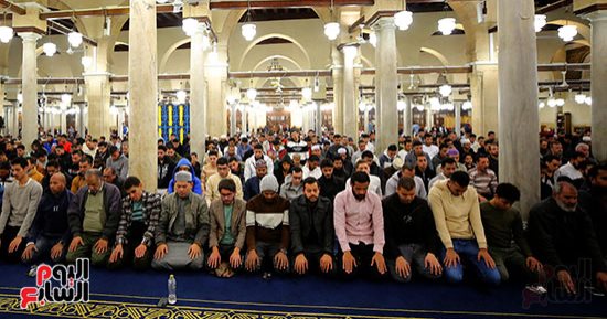 دار الإفتاء توضح حكم المصافحة بين المصلين وقول حرما بعد الصلاة