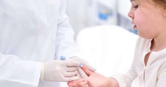 صحتك بالدنيا.. نجاح تجربة لعلاج سكرى النوع الأول بزراعة الخلايا الجذعية.. 7 أطعمة ومشروبات تقوى مناعة طفلك مع تقلبات الطقس.. 6 علامات مبكرة لمرض السكر تظهر على الجلد.. وأطعمة نباتية تمد الجسم بالبروتين