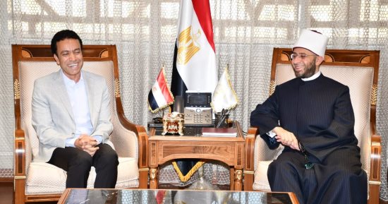 وزير الأوقاف يكرِّم الفنان القدير سامح حسين
