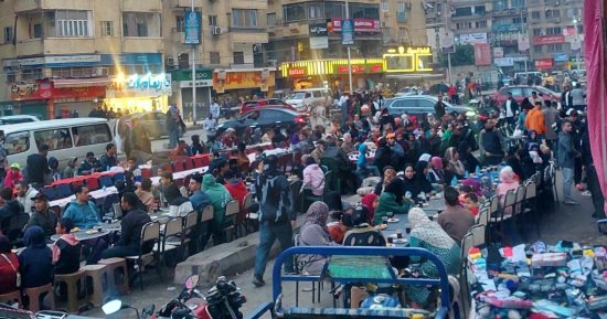 للعام التاسع.. مائدة إفطار شباب فيصل تجمع الأهالى والوافدين طول الشهر.. صور