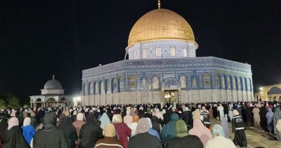 الاحتلال يبعد عددا من المقدسيين عن المسجد الأقصى