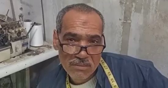 رجب الشراكي أقدم ترزي فى كفر الشيخ.. والدته كافحت ليتعلم المهنة وعمره 8 سنوات