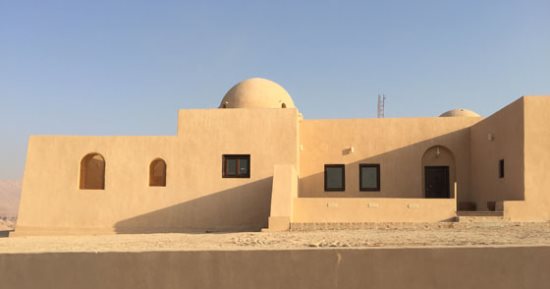 قصة منزل البلجيكى ألكسندر ستوبلير كبير مرممى الأثار فى جبل القرنة.. بناه المعمارى حسن فتحى منذ 75 عامًا.. وحصل على أكبر خطة ترميم برعاية اليونسكو.. وأنشئ داخله مركزا لتوثيق التراث بالمسح ثلاثى الأبعاد.. صور