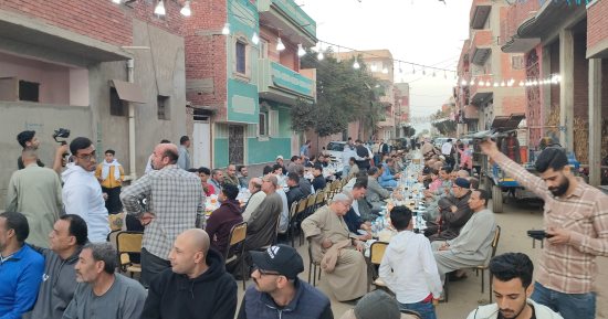 3000 وجبة.. أكبر إفطار جماعى بشوارع قرية الرملية فى الغربية (فيديو)