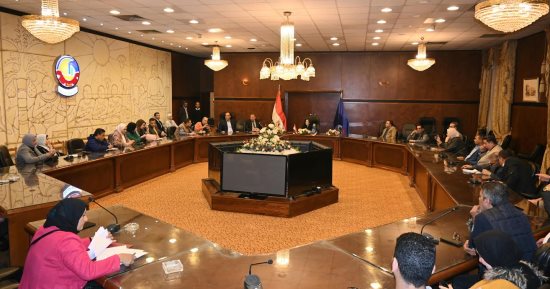محافظ البحيرة تعقد اجتماعًا موسعًا مع الصحفيين لمناقشة قضايا المواطنين