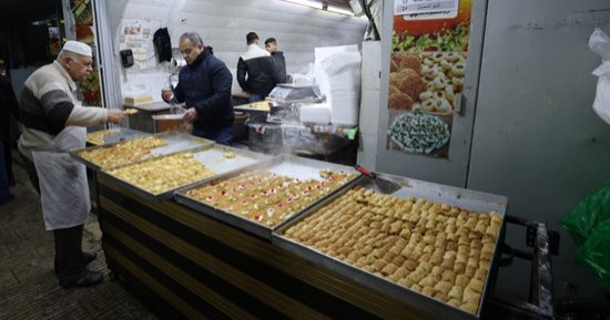 كنافة وعصائر ومخللات.. نابلس مدينة الحلويات الفلسطينية 