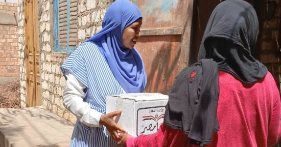 حياة كريمة.. محافظة أسوان توزع كراتين مواد غذائية على قرى وادى الصعايدة