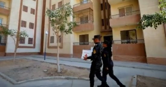 مبادرات إنسانية من وزارة الداخلية لرسم البسمة على وجوه الصائمين.. رجال الشرطة ينشرون الأمل فى رمضان بتقديم مساعدات للأسر الأكثر احتياجا وتوزيع الوجبات.. المواطنون: شكرا للرئيس السيسى أنت هديتنا ومشغول بنا