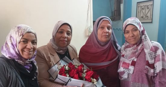 محافظ القليوبية يهنئ علية محمد معوض بفوزها بالأم المثالية على مستوى المحافظة
