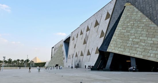 تعاون بين الجامعة الأمريكية والمتحف المصرى الكبير لتدريب المرشدين السياحيين والمصورين