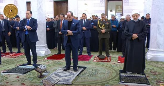 الرئيس السيسى يؤدى صلاة الفجر بمسجد السيدة نفيسة.. ويستمع لشرح من رئيس الهيئة الهندسية بشأن أعمال التطوير فى إطار خطة تطوير القاهرة التاريخية.. ويؤكد: تعلق المصريين بآل بيت رسول الله إدراكًا لقيمتهم