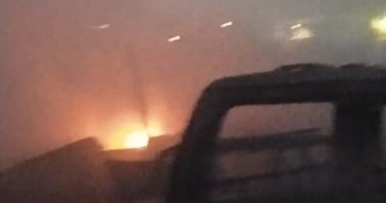 السيطرة على حريق شب داخل جراج خاص بالخصوص واحتراق 15 سيارة.. صور
