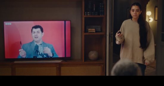 مسلسل لام شمسية الحلقة 5.. زينة تعثر على كاميرا داخل غرفتها وضعتها والدتها رباب