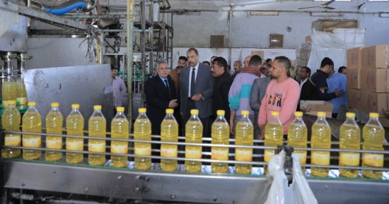 محافظ سوهاج: إنتاج 5 آلاف طن من الزيوت شهريا بالمجمع الصناعى