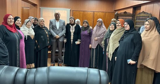 وكيل وزارة التربية والتعليم بالدقهلية يهنئ السيدات بديوان المديرية بمناسبة عيد الأم