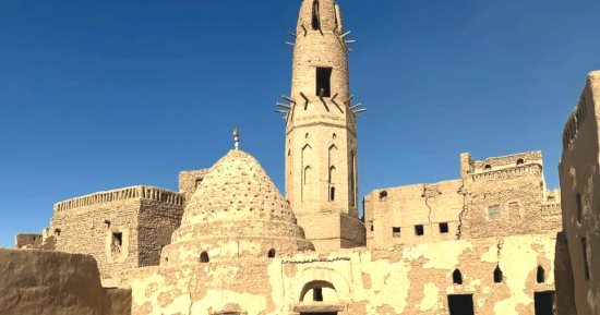 "نصر الدين" أقدم مساجد الوادى الجديد وأشهر معالمها الأثرية .. عمره 1400 سنة وما زال صامدا حتى الآن.. مبنى من الطوب اللبن وتم تجديده بالطراز الأيوبي فى أشهر قرية تاريخية بالداخلة.. ومئذنته لوحة فنية فريدة.. صور