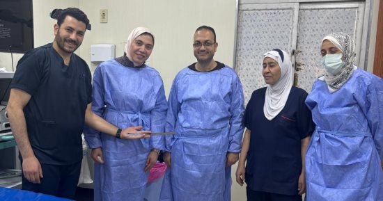 فريق طبى بمستشفى الوراق المركزى يستخرج مسمارا بطول7سم من أمعاء طفل عمره سنتان..صورة