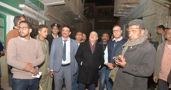 محافظ أسيوط يتفقد المنزل المنهار بالنخيلة ويتابع جهود الإنقاذ للبحث عن ناجين (صور)