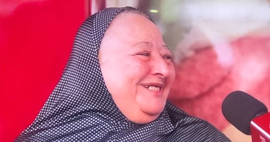 عمرو الليثي يهدي سيدة جوائز مالية ببرنامج أجمل ناس