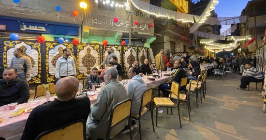 مائدة إفطار أسطورية فى بحر البلد بالوراق.. ألعاب نارية وتنورة واحتفالات.. فيديو 