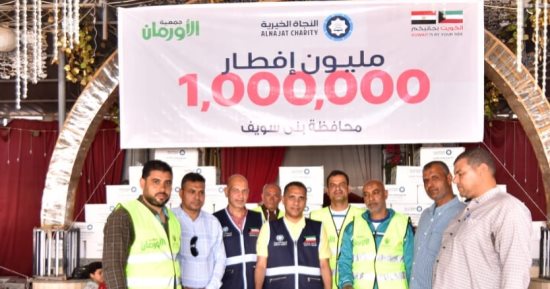 توزيع مواد غذائية على الأسر الأولى بالرعاية فى قرى مركز بنى سويف