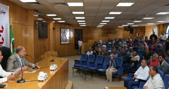 محافظ المنيا يعقد لقاء مع موظفى الشئون الإدارية والمركبات لتطوير الأداء