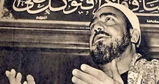 "النقشبندي" علم من أعلام الدقهلية ورمز رمضانى أصيل.. لُقب بالكروان وقيثارة السماء.. يتمتع بصوت استثنائى يراه الموسيقيون أحد أقوى وأوسع الأصوات مساحة بتاريخ التسجيلات.. و6 ابتهالات ثمرة تعاونه مع بليغ حمدى.. صور