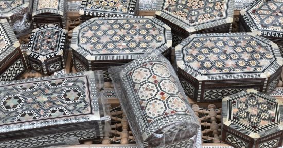 من الدرب الأحمر لدول العالم.. فن تطعيم الخشب رحلة إبداعية لا حدود لها بأنامل مصرية.. الصناع: نستخدم الصدف والعظام والأخشاب الثمينة كالأبنوس.. ونصنع الأثاث وعلب المجوهرات والبراويز والآلات الموسيقية.. صور