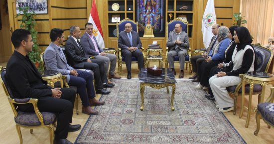 رئيس جامعة المنصورة يُكرّم فريق "مركز الحفريات الفقارية" لاكتشافه الأخير