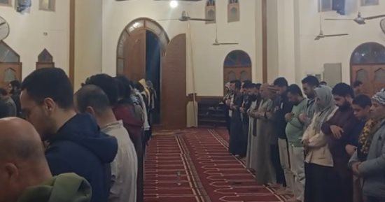 اللهم إنك عفو تحب العفو فاعف عنى.. صلاة تهجد ليلة 23 رمضان بكفر الشيخ.. فيديو