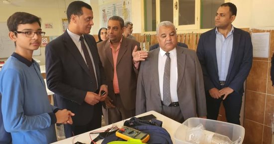 مدير تعليم سوهاج يبحث احتياجات طالبات مدرسة المتفوقين